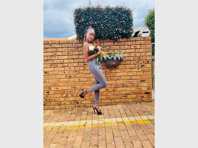Help Alberton young model fly to USA Comaro Chronicle