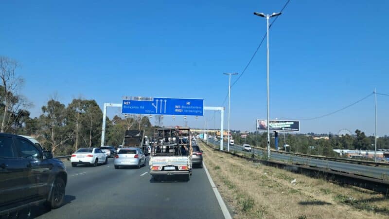 JMPD has confirmed a heavy traffic build-up near the Booysens off-ramp after a tanker crossed the middle island. Motorists are urged to avoid the area.