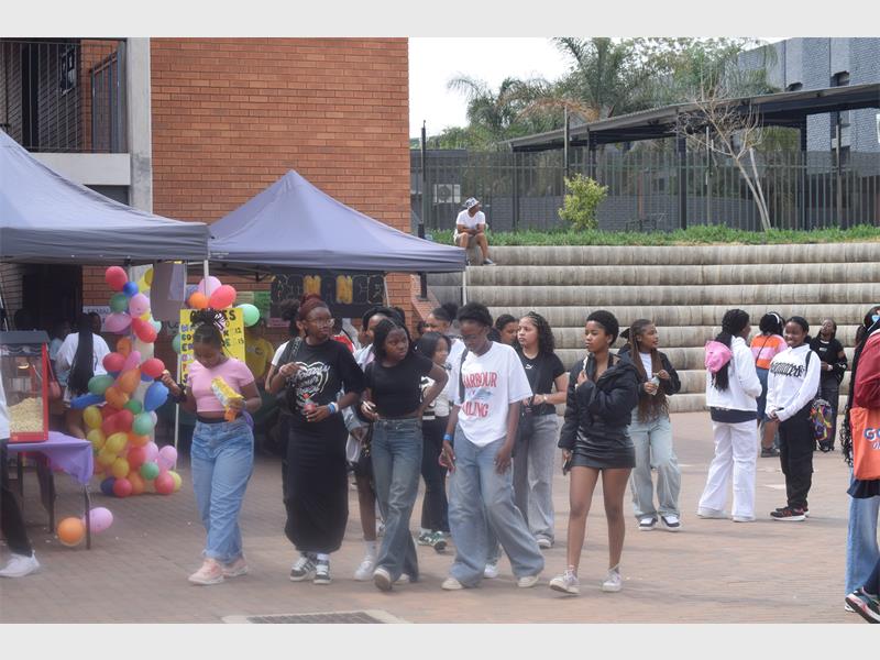 Chroma Fest turned Nova Pioneer Ormonde into a vibrant hub of creativity as Matric learners showcased their entrepreneurial talents to fundraise for their Matric Dance.