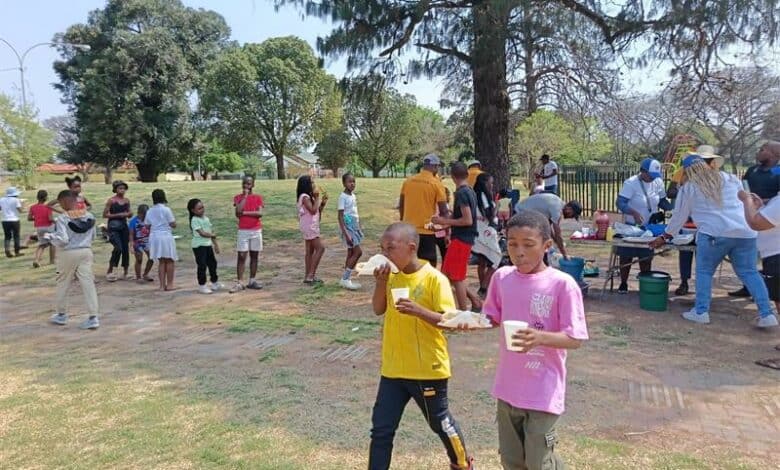 Two groups joined forces to provide food and clothing to children and a local orphanage in Rosettenville’s Santarama community.
