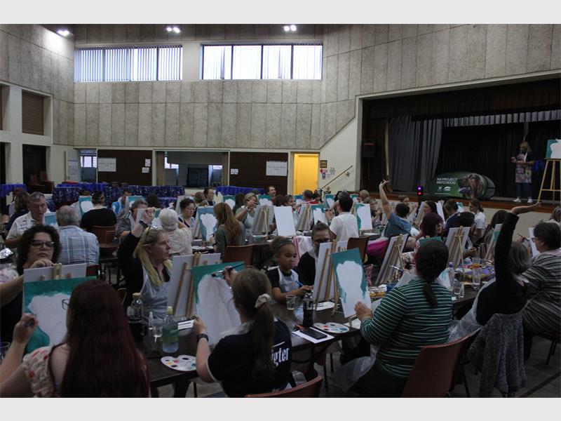 Residents gathered with Messy Masterpieces and Kom ons Praat Dramaskool to raise funds and show support for flood-affected K9 units.