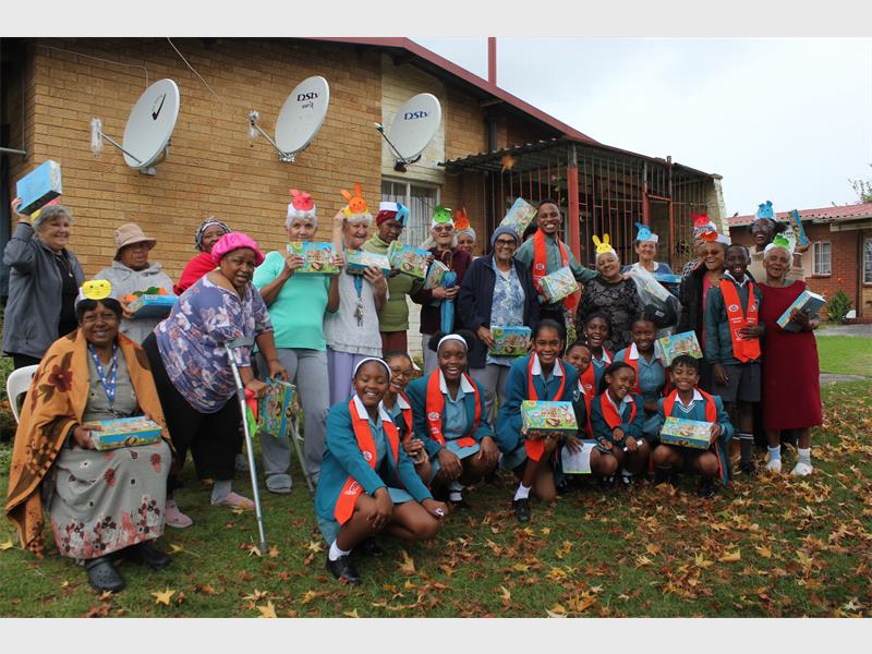 Thanks to Mulbarton Primary School’s generous learners and their parents, residents enjoyed treats, letters and laughter during a special Easter visit.