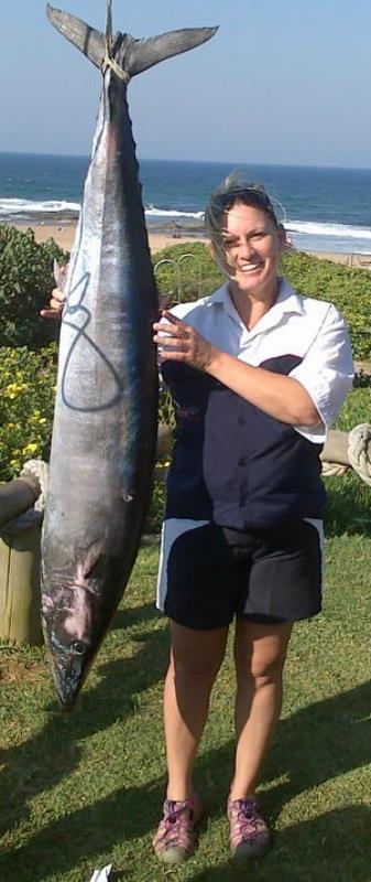Candice with a 22.5kg wahoo, which earned her the Kingfisher Award.