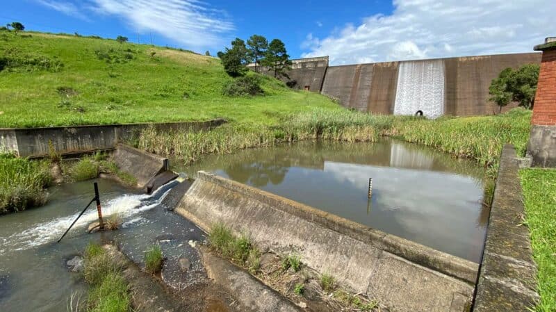A photograph of a dam. 