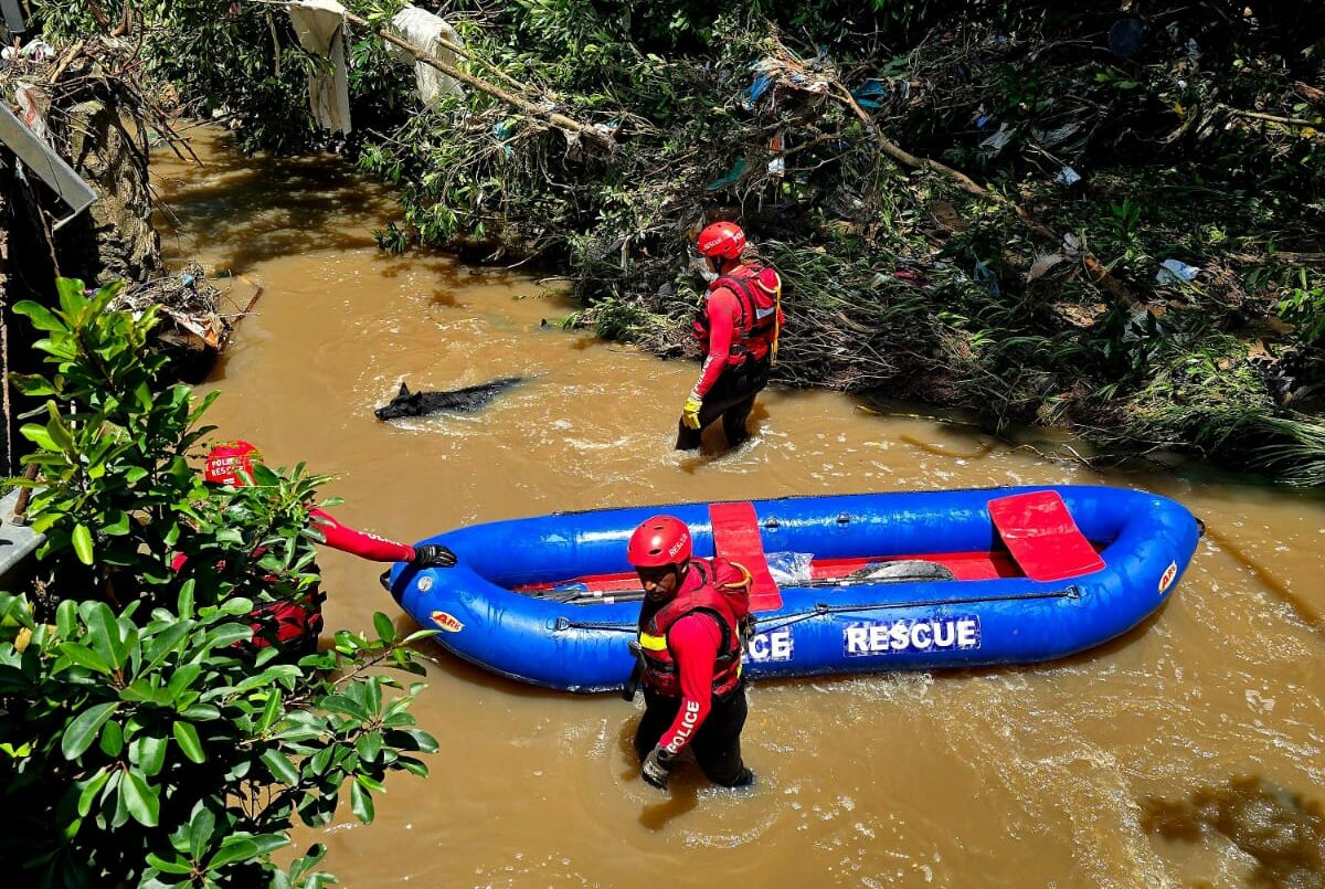 Dog and search teams in river