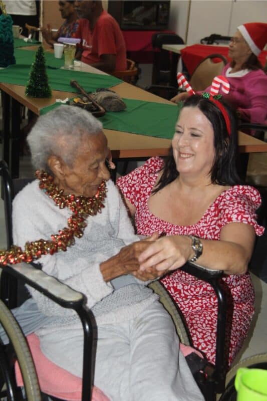 Tafta's resident centenarian Dulcie Marnce enjoys some conversations with SPAR's Sanet Meyer.