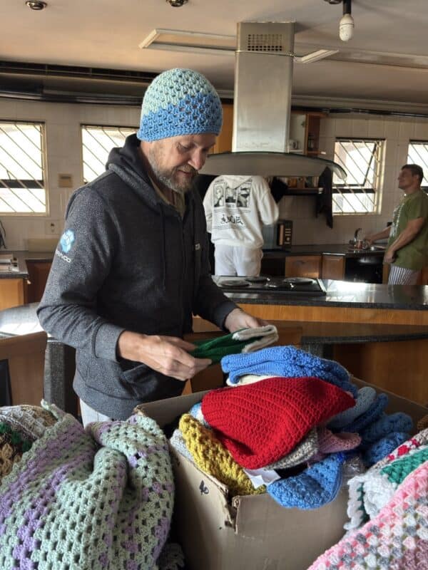 Leo Janssen from Sam's Voice picks out which is the suitable beanie.