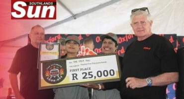 Oxford Freshmarket managing director Paul Beltramo and CEO Brett Latimer hand the winners of The Ultimate Cook-Off, The Spicy Duo’s Praveshnee Pillay and Lalitha Govender, their cheque and trophy.