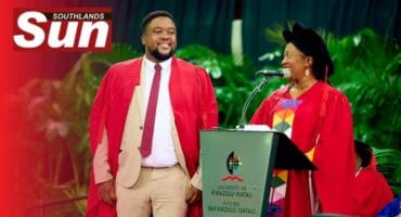Professor Sinegugu Duma, Dean of Teaching and Learning in the College of Health Sciences, announces Professor Andile Khathi as a recipient of the Distinguished Teacher’s Award.