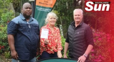 Ayanda Ndlela and SPAR's Brett Strydom hand over Sarie Bekker her prize for this month's garden competition.