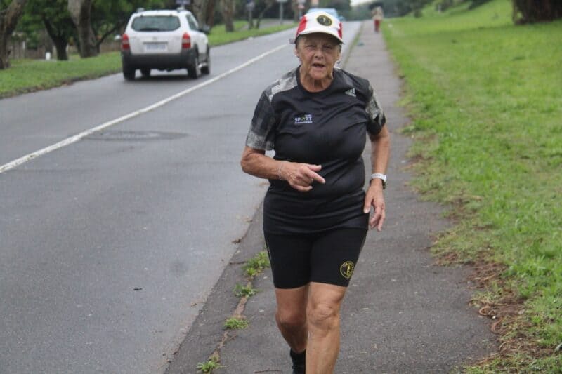 Denise Johansen makes her way through the final stretch. 