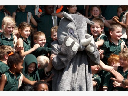 Ronnie the Rhino was a hit among the Laerskool Bergland pupils. 