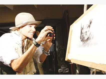 Christie Brinkley admires the work of local artist Kim Kay.