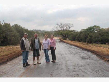 Sterkspruit residents, Mr Johan Nel and Mr Dirk Kotzé joined KLCBT's Ms Jannita Pieterse and Ms Zelda Koegelenberg on the chemically treated section of the Sterkspruit road in September 2013.