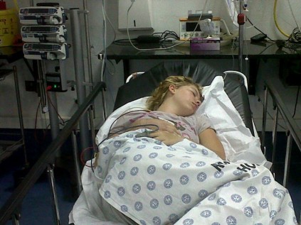 Monique Greyling in Rob Ferreira-hospitaal kort na die slang haar gespoeg en gepik het.