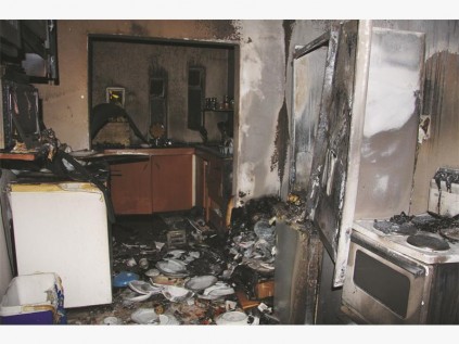 Die brand het in die hoek van die kombuis begin.
