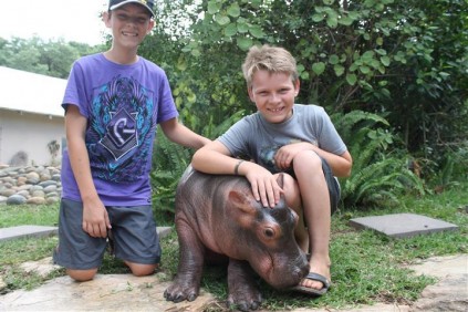 Emma saam met twee besoekers.