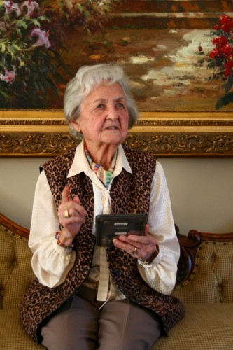 Katja luister na Poolse musiek op haar nuwe tablet.