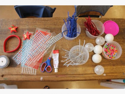 Tydens die Kidazzle-werkswinkel het leerders kersversierings gemaak.