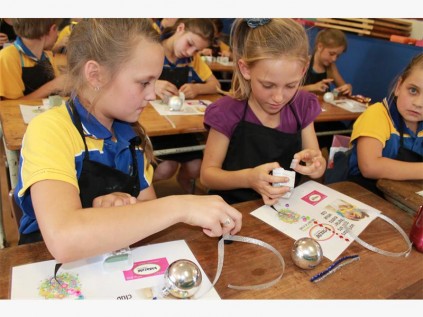 Nicole du randt en Tanya Pieterse help mekaar met hul kersversierings.
