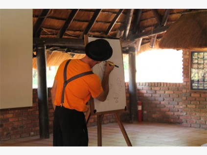 Hy verstap lyn vir lyn hoe om een van sy kenmenrkende mannetjies te teken.