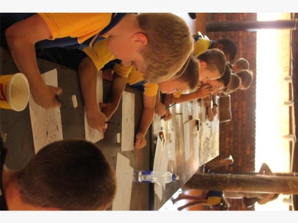 Leerders wat die werkswinkel in Laerskool Nelspruit byggewoon het.