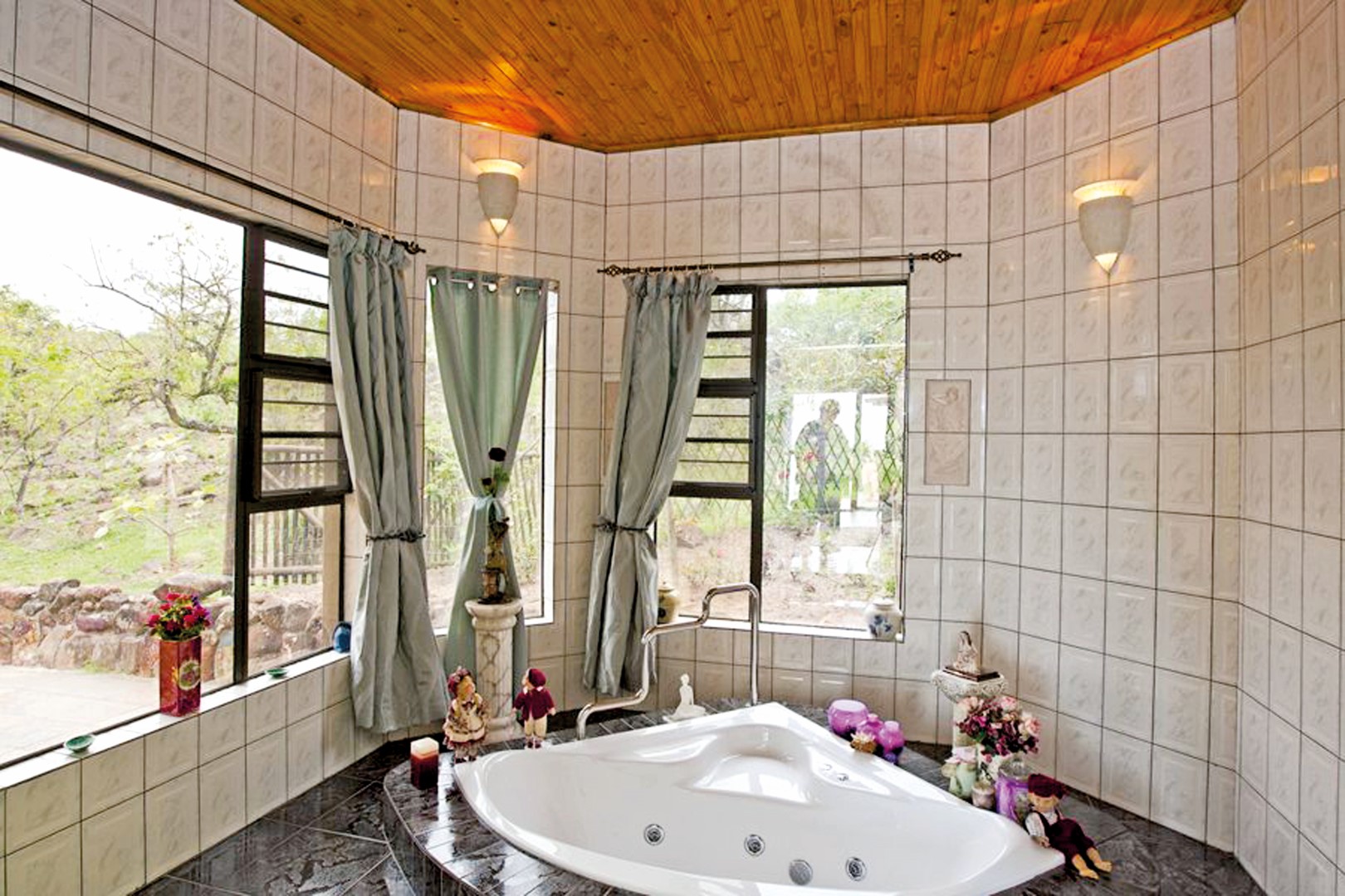 Rockies26Bathroom_21937 (Large)