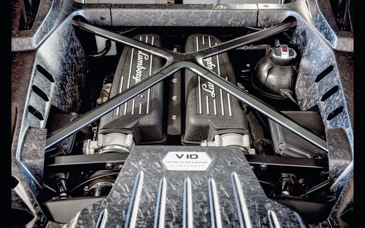 2014-Lamborghini-Huracan-LP-610-4-Engine-1-2560x1600 (Medium)
