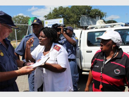 Members of the nurse's march handed over a memorandum to the KaBokweni station commander, Col. Dawie Pieterse.