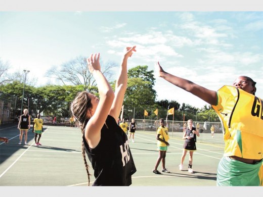Octavia Mashaba doen haar bes om Michelle Kruger se poging te stuit.