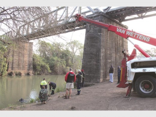 Dit het lede van die polisie en wegsleepdienste sowat 'n uur geneem om die bakkie uit die water te hys.