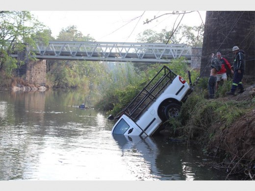 Die bakkie het vroeg Saterdagoggend in die rivier beland.