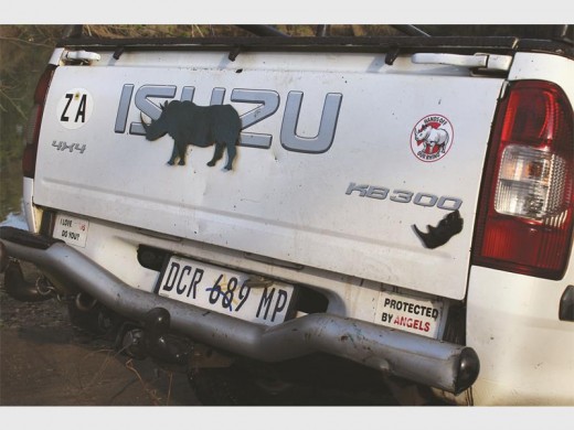 Die bakkie het op 'n groot klip op die rivierbodem beland.