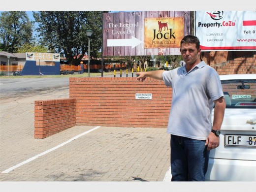 Leon Ooshuizen wys waar die verdagte die skootrekenaar gelos het en oor die pad, in die rigting van die brandweerstasie, gehardloop.