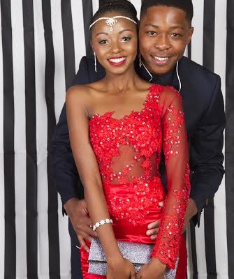 Muzi Mapope en die girl in rooi is Nonhle Nkambule.