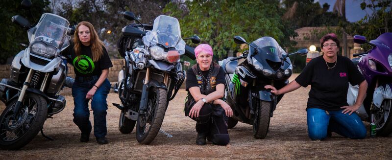 Ria de Klerk (1200GS), Lindri Stander (1200 Explorer) en Alida Pienaar (ZX1400).