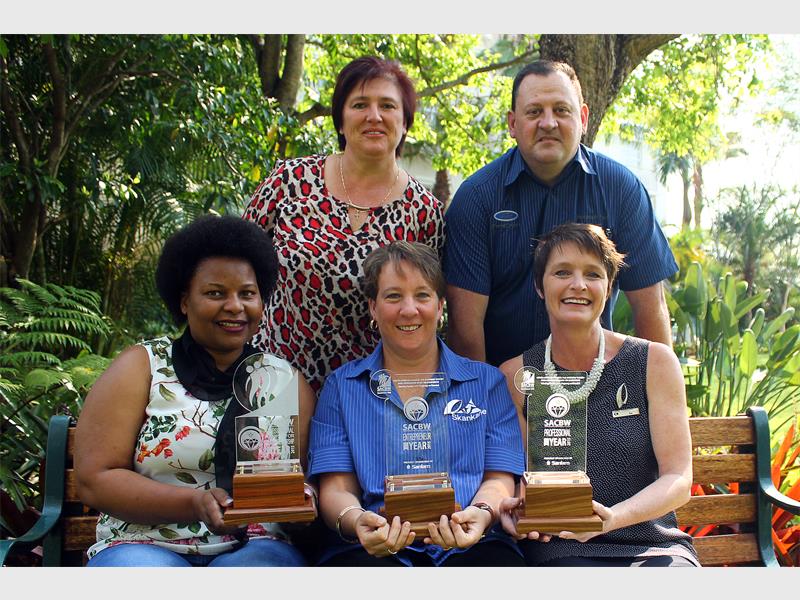 The winners are Mss Nyeleti Mabaso, Lazyea Steyn, Rae Kirton with SACBW sponsors Emnotweni Sun's Ms Michelle Higgo and Ford's Mr Stephan Venter.