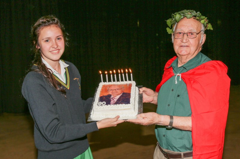 oom hendrik NHS Carlien Coetzee kleindogter en Hendrik Strydom (800 x 533)