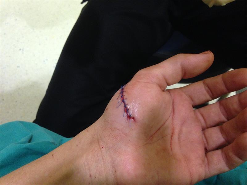 Die steke in Samantha Morris se hand.