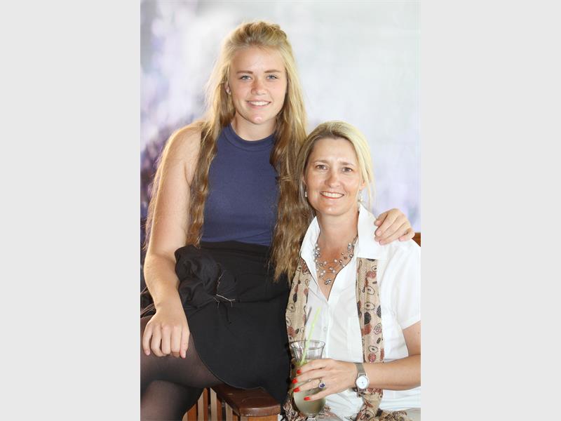 Bergvlam ma en dogter tee Chandre Oosthuizen