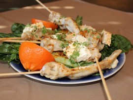 Tiaan se slaai met hoendervlerkies op 'n stok.