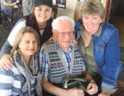 Steeds 'n haan onder die henne. Die oud-koerantman en plaaslike geskiedskrywer, Hans Bornman wat soms ook sy tekenaanleg moes inspan om 'n toepaslike spotprent vir Die Laevelder te maak. Hier verskyn hy saam met Sanna Joubert, Irma Green en Rika de Bruyn by die onlangse Laeveld Boekefees waar hy 'n praatjie gelewer het.