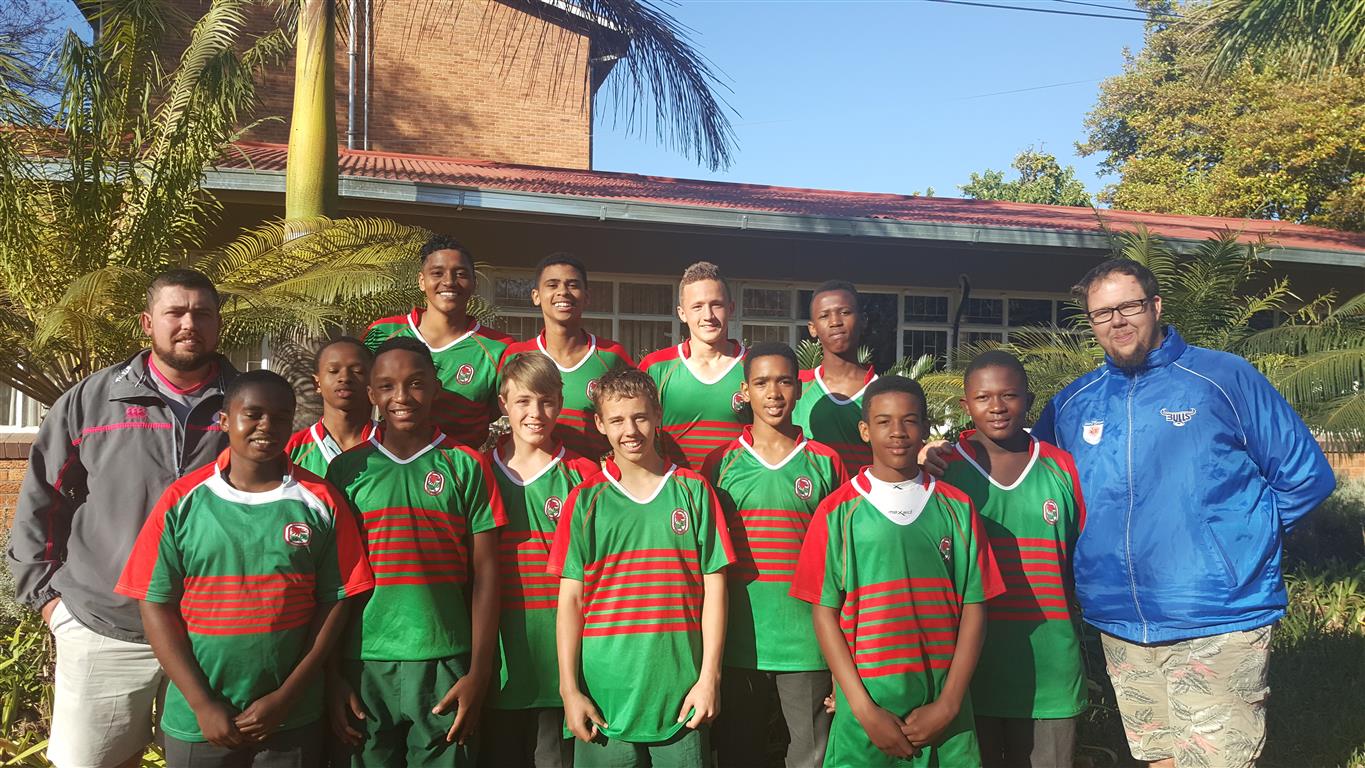 Hier is Barberton se juniorspan, (voor) Mphendulo Thalea, Monuabisi Gwebu, Justin Maree, Blake Oliphant, (middel) Jaun Pieterse (afrigter), Thelo Mnisi, CJ van Wyk, Jose Vilankhulo, Bheki Themba, Ulrich Prinsloo (afrigter), (agter) Vinnie Naidoo, Lynton Geduld, Daniël Charls en Goitsemang Masango.