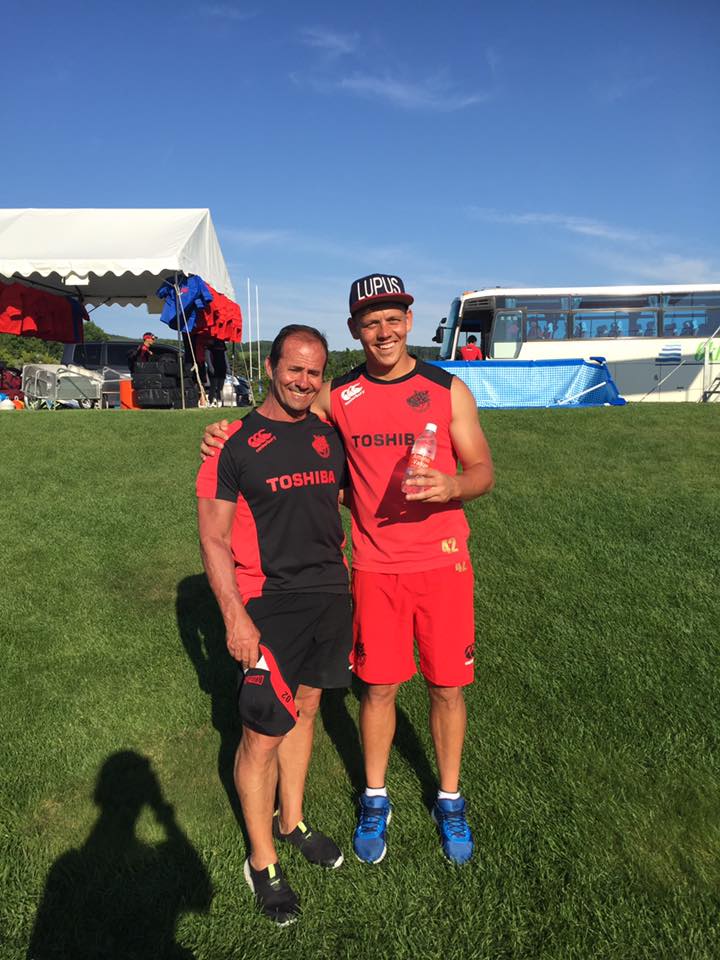 Jimmy Stonehouse saam met 'n voormalige Pumaspeler, Coenie van Wyk wat ook nou in Japan rugby speel.