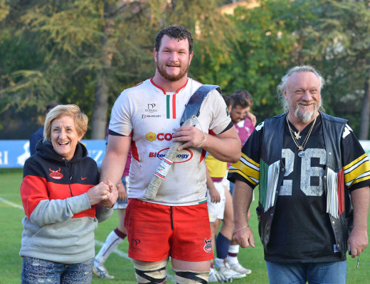 Man-of-the-match Gary Visagie. With him are Loretta Domenichini of Parmigiano Reggiano Cheese and Enrico Grassi, president of Electric 80. Photo: Daniel Cau