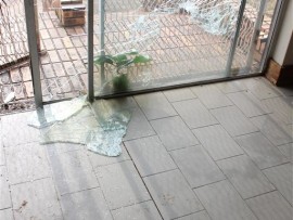 Geboue op die terrein is geplunder.