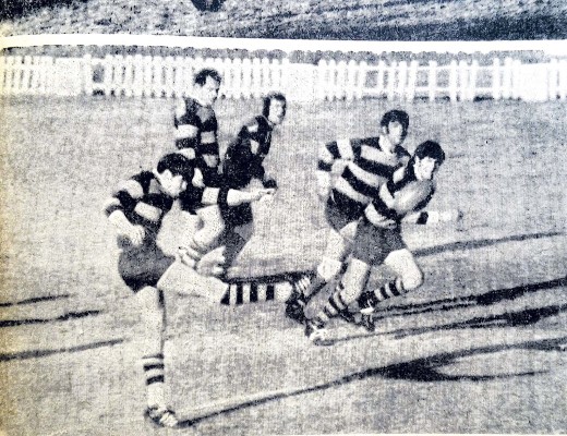 ‘n Lekker aksiefoto met R. van Zyl van LVCC, wat die bal met ‘n stewige regterskop aanjaag waar sy spanmaats D. Marshall, E. Visser, F. Schoeman en S. Alford gereed staan vir die opvolg-aksie.