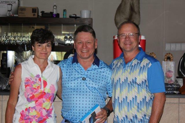 Eileen en Tobie Horak saam met Pieter Brits.