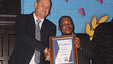 Christo Marais honours Nelson Mabowa. > Photos: Supplied