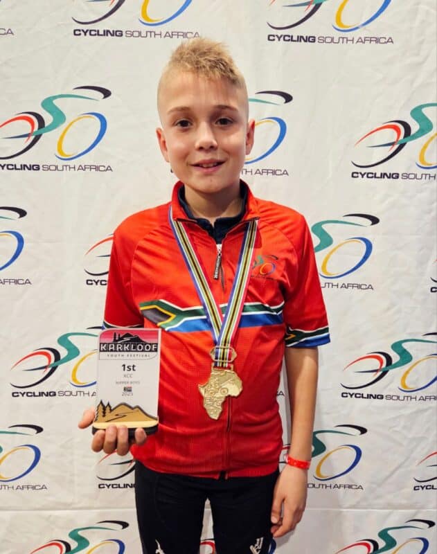 Reyneke van Heerden met sy medalje en trofee.